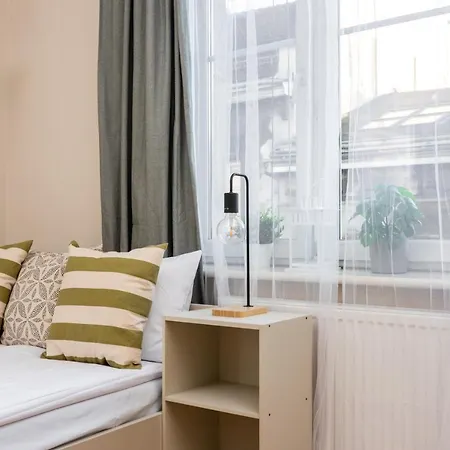 Spacious Around The Food Market - 5' To The Market Square - By Upstairs *