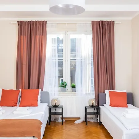 Spacious Around The Food Market - 5' To The Market Square - By Upstairs *