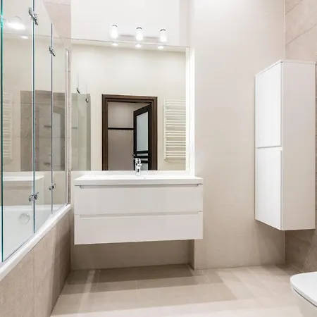 Spacious Around The Food Market - 5' To The Market Square - By Upstairs