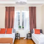 Spacious Around The Food Market - 5' To The Market Square - By Upstairs *